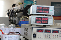正在進行電感量測試的環(huán)型變壓器
